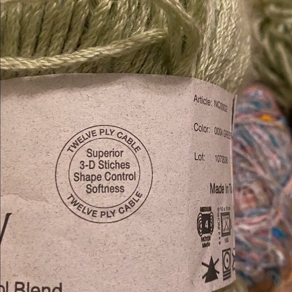 Assorted yarn bundle including merino wool and very thin variegated thread yarn - Picture 7 of 12